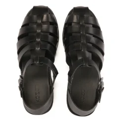Sandales noires pour hommes avec un talon couvert et un orteil.Ce produit taille grand.