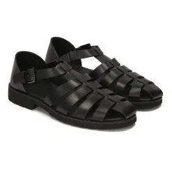 Sandales noires pour hommes avec un talon couvert et un orteil.Ce produit taille grand.