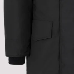 Veste noire pour des aventures par temps froid